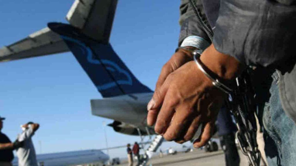 இலங்கையர் மூவர் நாடு கடத்தப்பட்டுள்ளனர்.