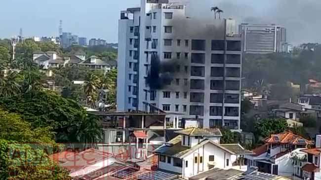 கொழும்பு நாரஹேன்பிட்டியில் தொடர்மாடி குடியிருப்பில் திடீர் தீ விபத்து