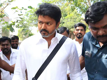 கரூர் கூட்ட நெரிசலில் சிக்கி உயிரிழந்தவர்களின் குடும்பத்தினரை சந்திக்கும் விஜய்!