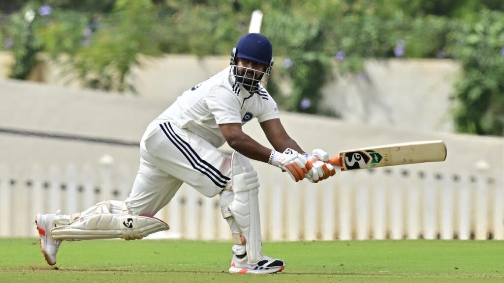 காயத்தால் வெளியேறினார் ரிஷப் பந்த்