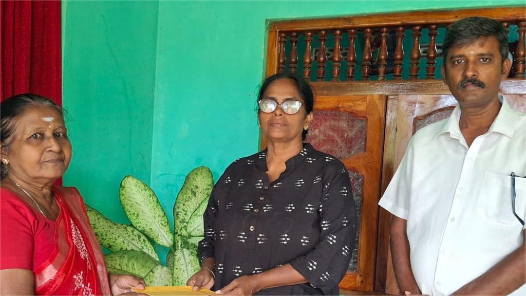 ‘துருவேறும் கைவிலங்கு’ செயலூக்கத் தொகை, ‘குரலற்றவர்களின் குரல்’ அமைப்பிடம் கையளிப்பு !