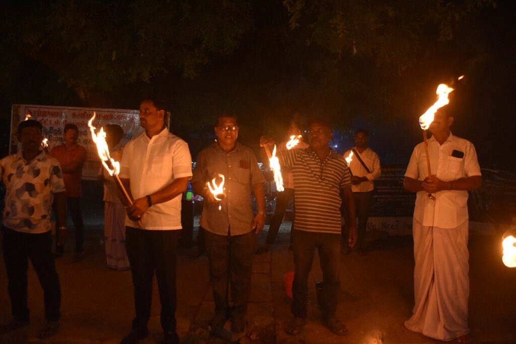 மன்னார் கற்றாலை திட்டம் – தீப்பந்தங்களுடன் பொதுமக்கள்!