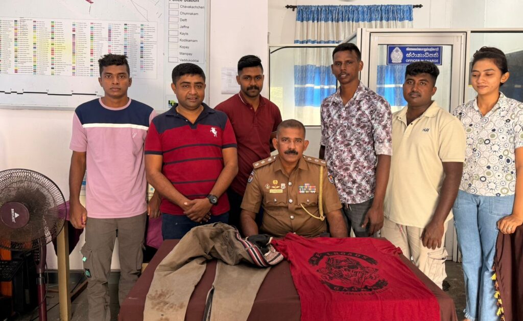 கொட்டித் தீர்க்கும் மழையிலும் வெட்டி படுகொலை செய்யப்பட்ட இளைஞன் – 6 பேர் கைது