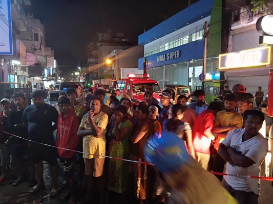 கொழும்பில் இடிந்து விழுந்த வீடுகள்!