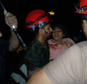 மண்ணுக்குள் இருந்து மூன்று நாளின் பின் உயிரோடு மீட்கப்பட்ட குடும்பத்தினர்!