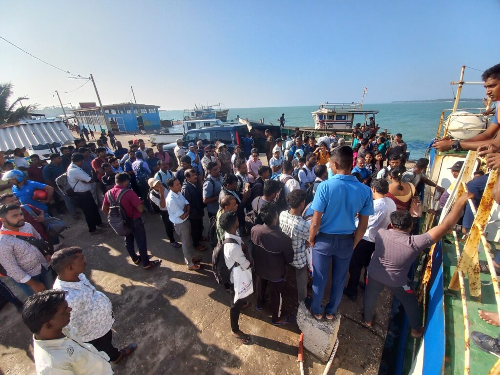 படகுகள் சீரின்மையால் அவதியுற்ற நாடாளுமன்ற உறுப்பினர் உள்ளிட்ட பொதுமக்கள்!