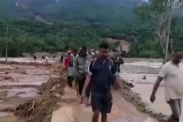 மண்சரிவில் சிக்கிய 22 சடலங்கள் மீட்பு!