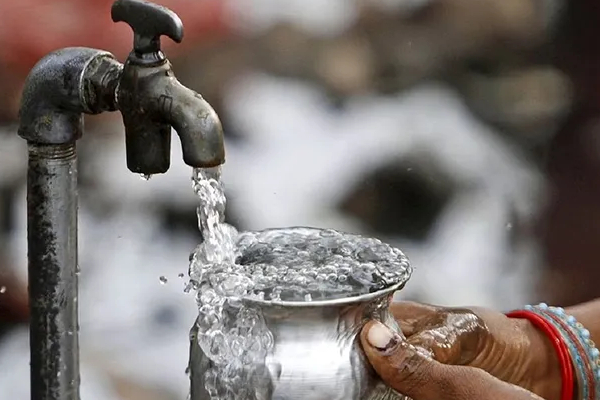 சீரற்ற வானிலையால் ஏற்பட்ட குடிநீர் பிரச்சினைக்கு இலங்கை கடற்படை தீர்வு