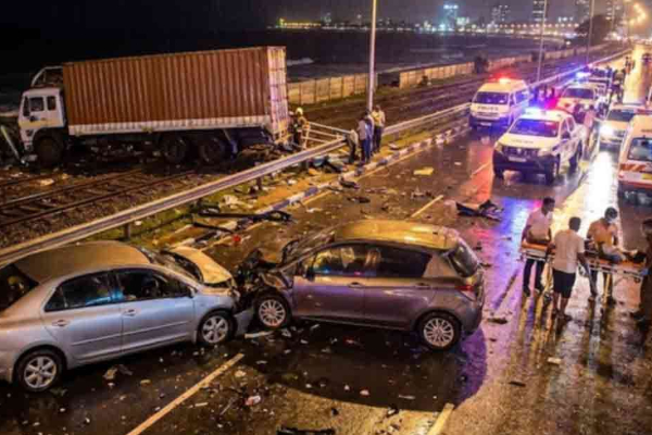 பம்பலப்பிட்டில் பாரிய விபத்து 5 பேர் காயம், கனரக வாகன சாரதி கைது