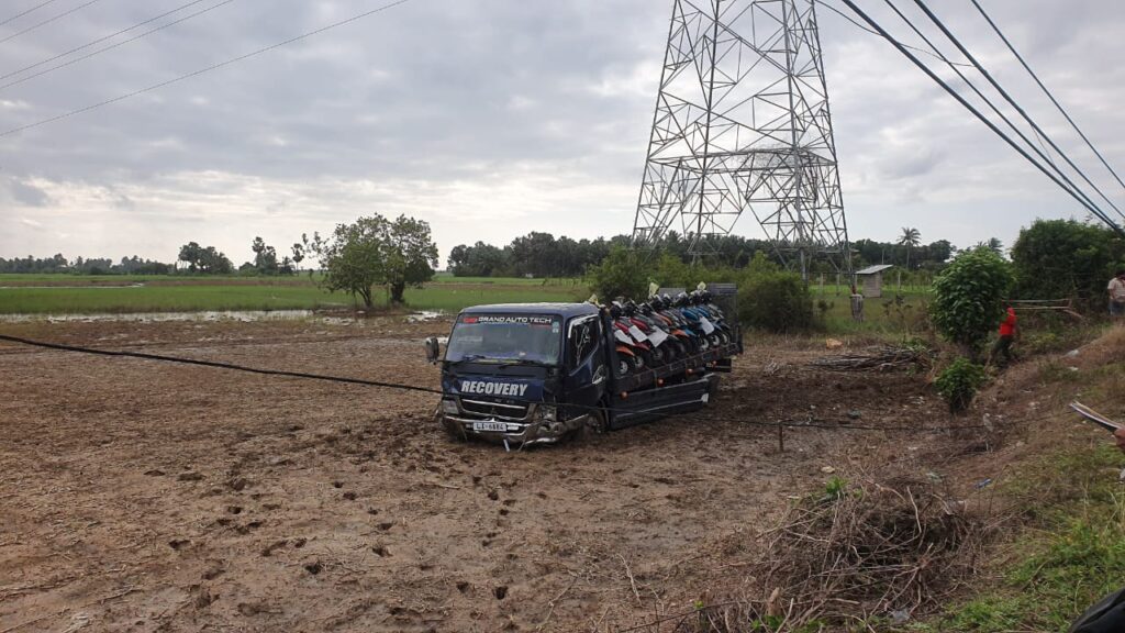 மோட்டார் சைக்கிள்களை ஏற்றிச் சென்ற வாகனம் விபத்து!