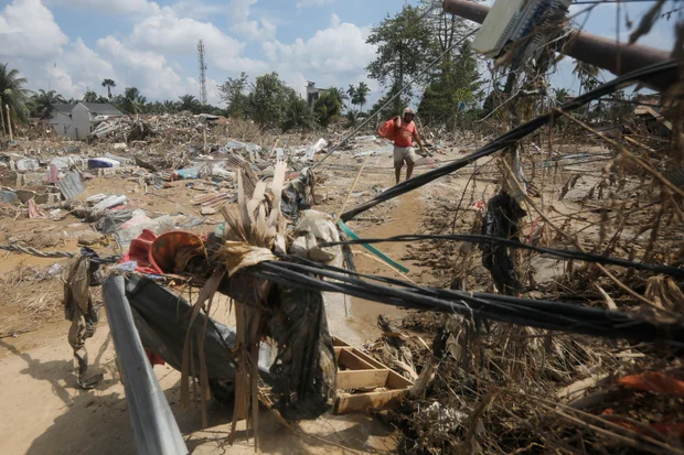 இந்தோனேசியாவில் வெள்ளம் 900 பேர் பலி, நிவாரணம் வழங்குவதில் சிரமம்!