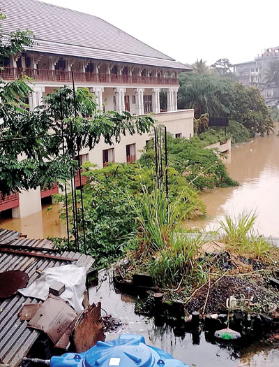 கண்டியில் 35 மாணவர்கள், 10 ஆசிரியர்கள் வெள்ளம் மண்சரிவில் பலி! பணிப்பாளர் தகவல்