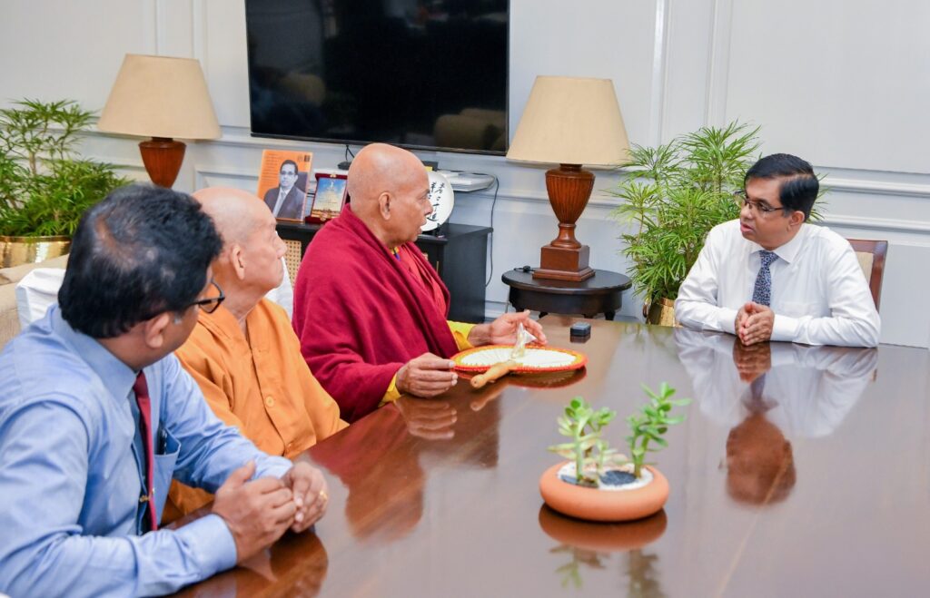 ஜனாதிபதியின் செயலாளரை சந்தித்த சிங்கப்பூர், மலேசியாவை சேர்ந்த தேரர்கள் அடங்கிய குழு!