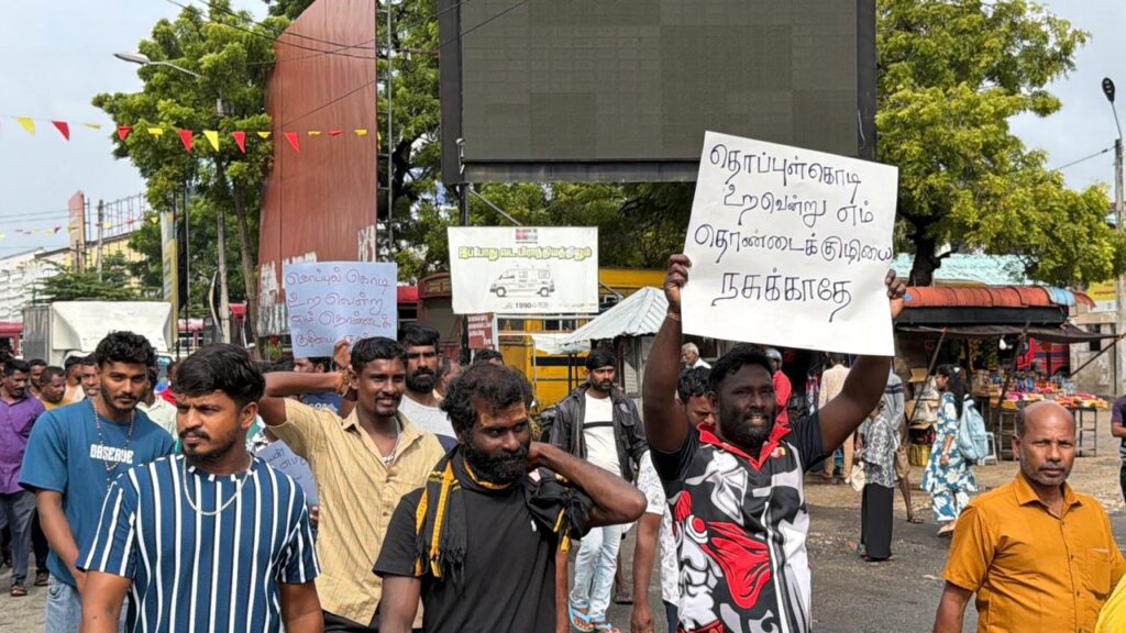 எல்லை தாண்டும் இந்திய படகுகள்- யாழில் வெடித்த பாரிய போராட்டம்!