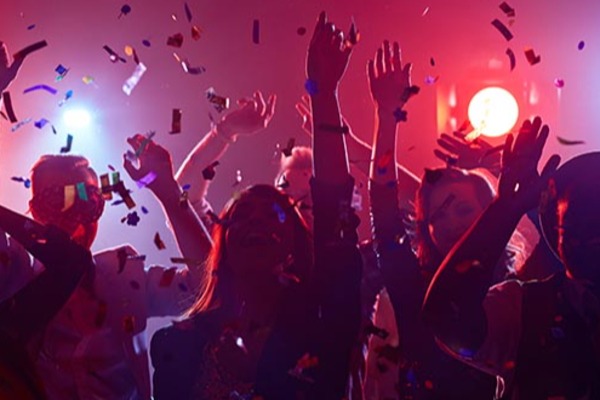 வீட்டிற்குள் பேஸ்புக் களியாட்டம் – 13 பேர் கைது