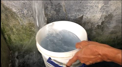 மட்டக்களப்பில் நீல நிறமாக மாறிய கிணற்றுநீர்!