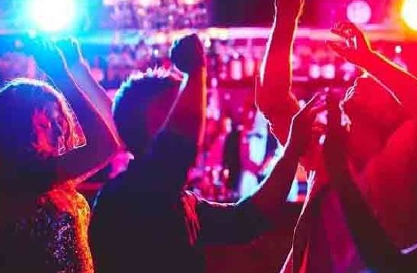 பேஸ்புக் விருந்தில் பெண்கள் உட்பட 22 பேர் கைது