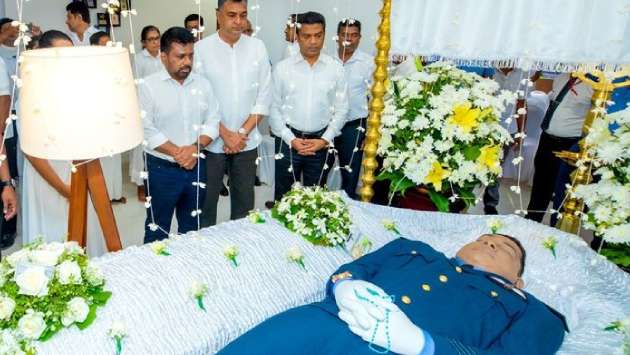 உயிரிழந்த விமானிக்கு இறுதி அஞ்சலி செலுத்திய ஜனாதிபதி!