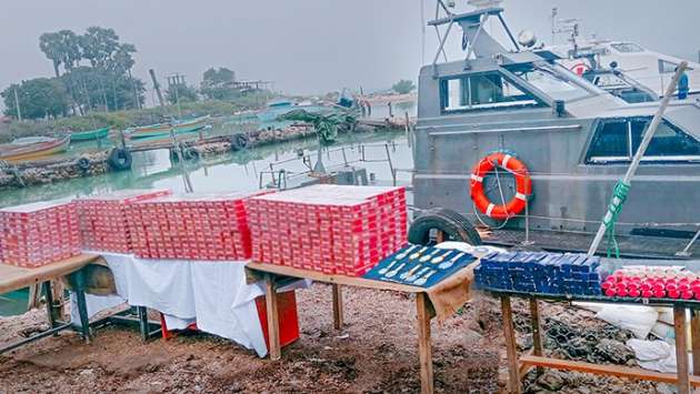 நெடுந்தீவில் கைப்பற்றப்பட்ட பெருமளவான வெளிநாட்டு சிகரெட்கள்!