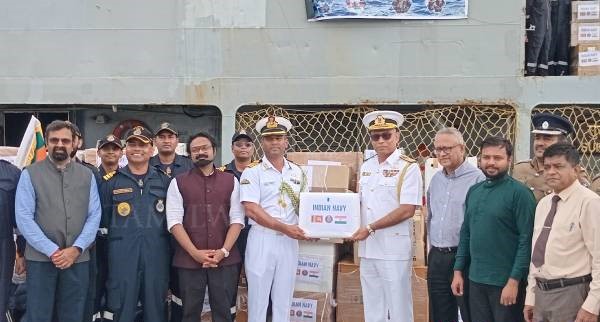 தொன் கணக்கில் நிவாரணத்தை குவித்த இந்திய கடற்படை கப்பல்