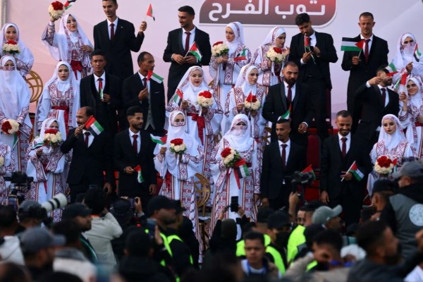 இடிந்த கட்டிடங்களுக்கு நடுவில் காசாவில் நடைபெற்ற திருமணம்!