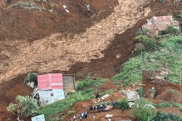 மண்சரிவால் புதையுண்டு கிடக்கும் வீடுகள் !