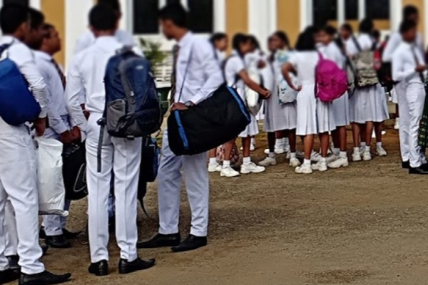 வெள்ள அனர்த்தத்தினால் பாதிக்கப்பட்ட மாணவர்களுக்கு 25,000 ரூபா நிதியுதவி