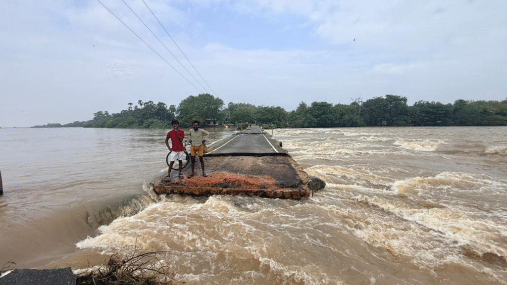 இரண்டு துண்டுகளாக பிளவடைந்த வட்டுவாகல் பாலம்!