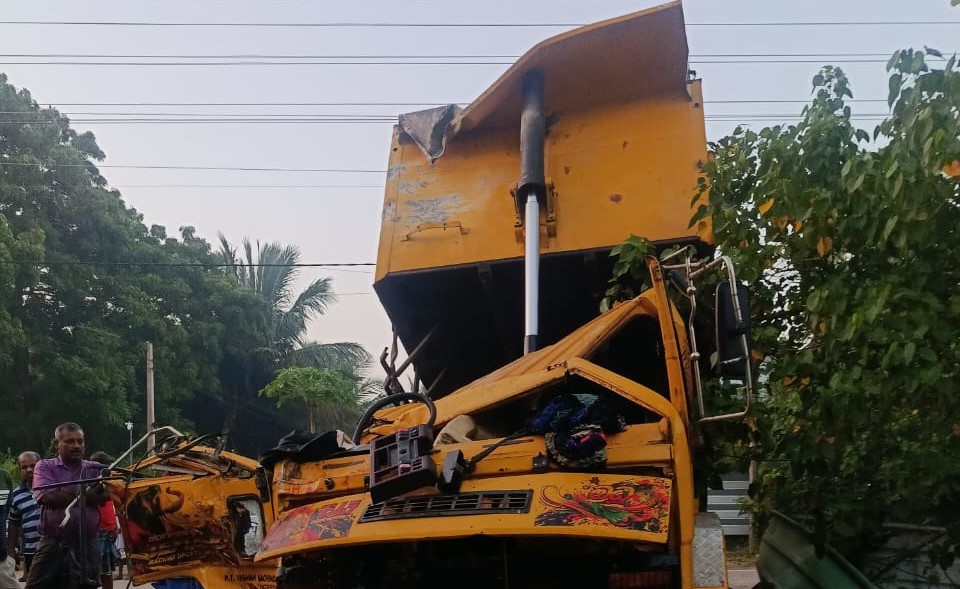 டிப்பர் வாகன விபத்தில் இரு இளைஞர்கள் உயிரிழப்பு!