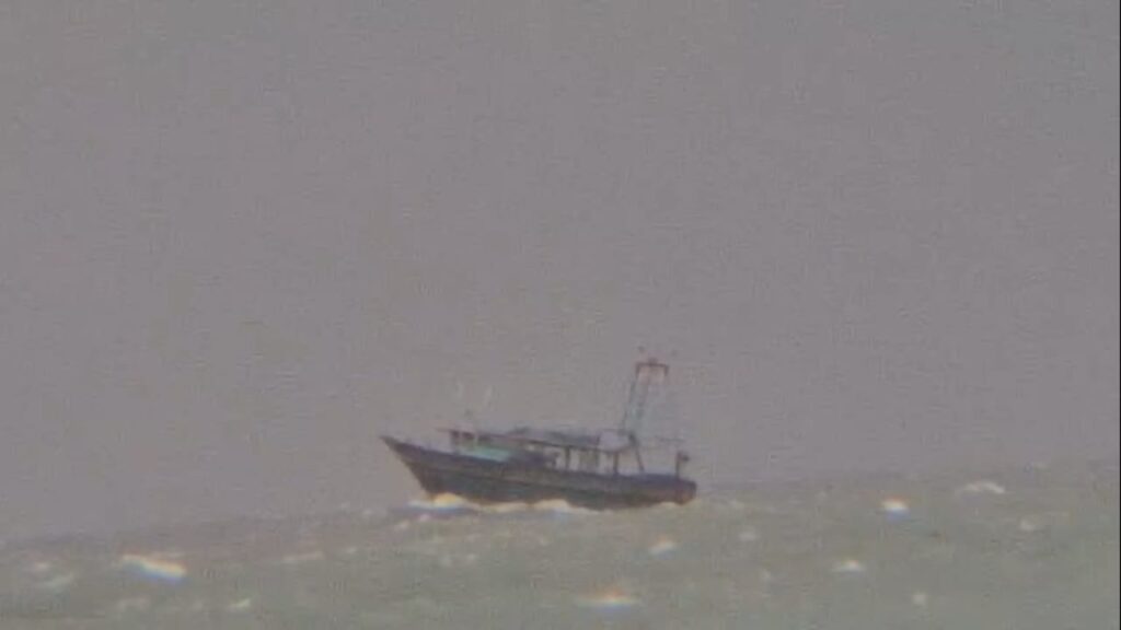 கட்டைக்காட்டு கடற்பரப்பில் இந்தியப் படகுகள் அட்டகாசம் !