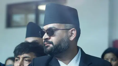 35 வயதான ராப் இசைக்கலைஞர் நேபாள பிரதமராக பதவியேற்பு