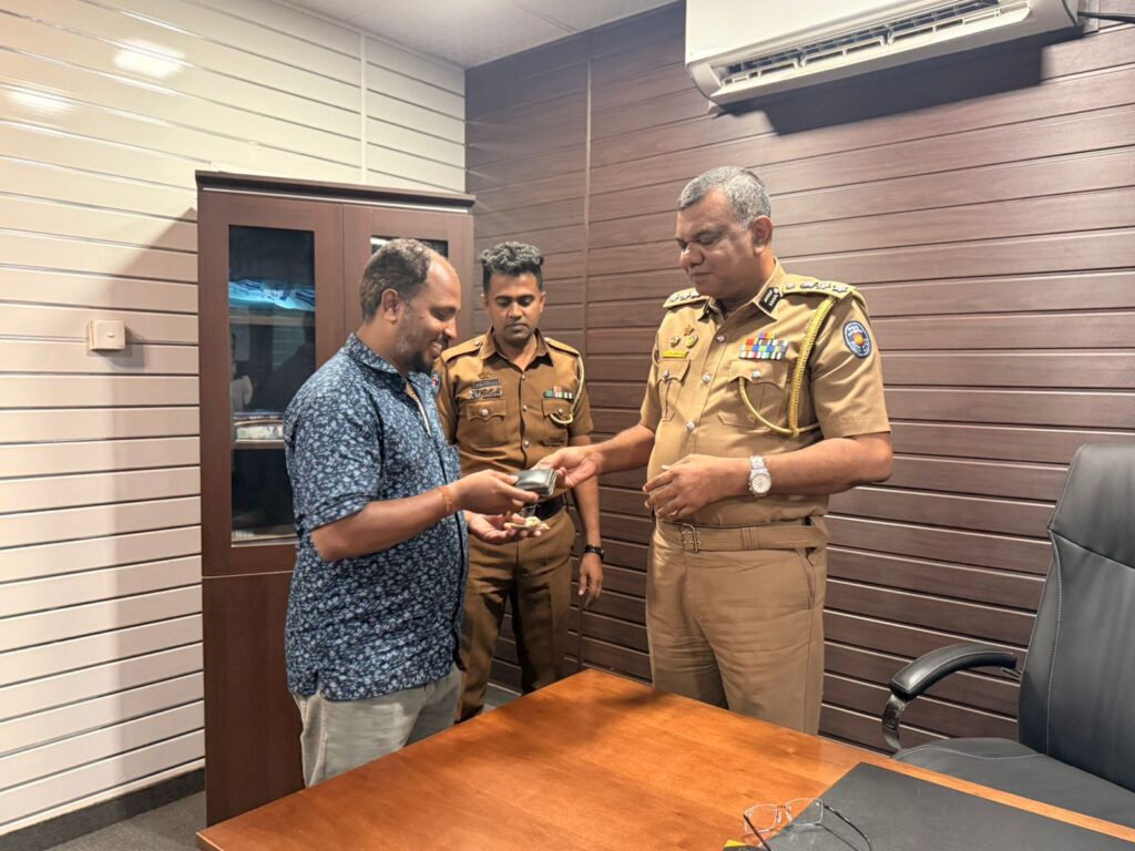 புத்தளத்தில் தொலைந்த பணப்பை – கண்டெடுத்த பொலிஸ் அத்தியட்சகர்