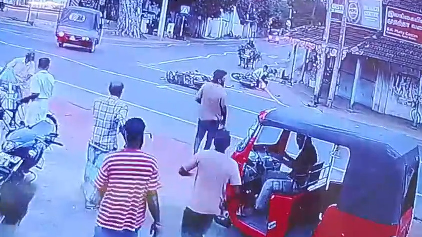 மோட்டார் சைக்கிள் விபத்தை ஏற்படுத்திய இளைஞர்கள் தப்பியோட்டம்