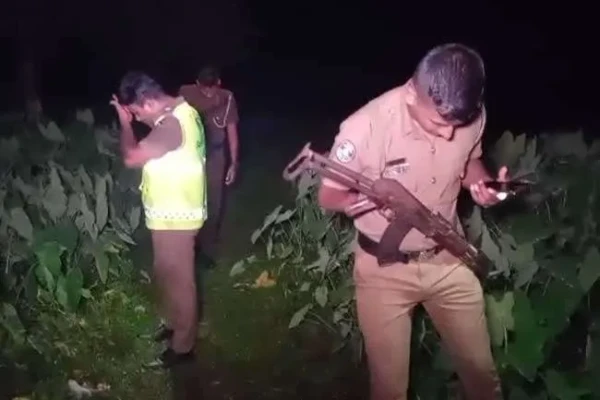 பொலிஸ் அதிகாரிகளை வாளால் தாக்க முற்பட்ட நபர் மீது பொலிஸார் துப்பாக்கிச் சூடு