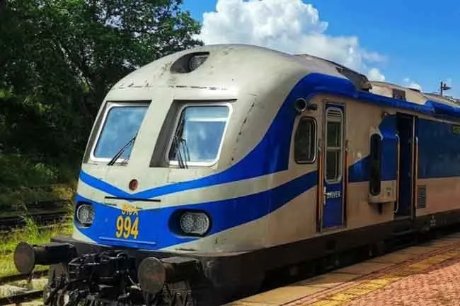 பொசன் யாத்ரீகர்களுக்கான இலவச சிறப்பு ரயில்கள்