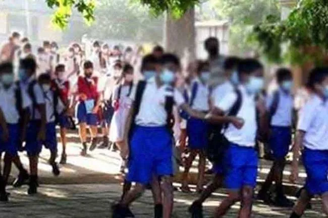 பாடசாலை பெயர்ப்பலகை மாற்றலுக்கு 2.4 மில்லியன் ரூபா செலவு