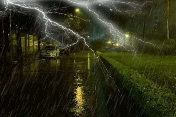 மழை அல்லது இடியுடன் கூடிய மழை பெய்யக்கூடும்