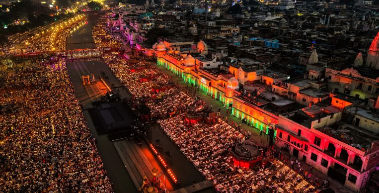 தீபாவளியை முன்னிட்டு அயோத்தியில் 26 லட்சம் விளக்கேற்றி உலக சாதனை