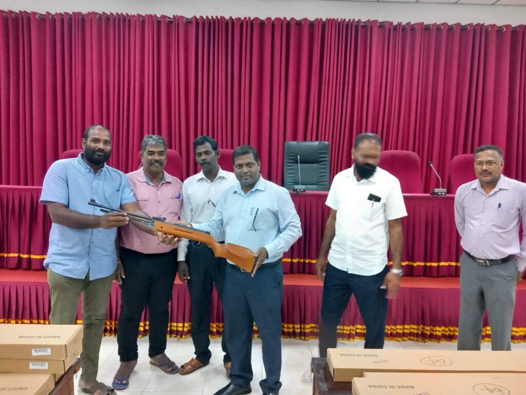 சாவகச்சேரியில் குரங்குகளை சுடுவதற்கு இறப்பர் துப்பாக்கிகள்!
