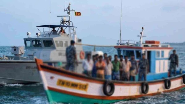 அத்துமீறி நுழைந்த இந்திய மீனவர்கள் 10 பேர் கைது