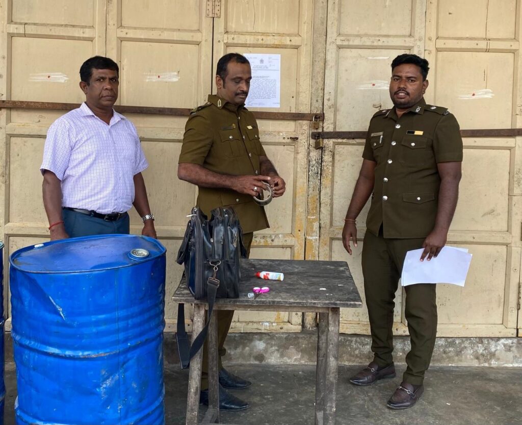 ஊர்காவற்துறையில் கடைகளிற்கு சீல்