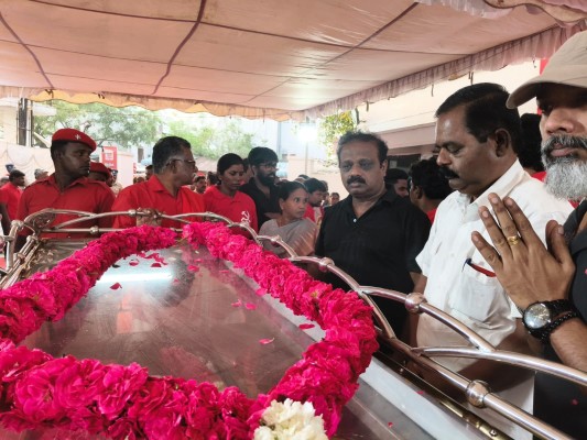 நல்லகண்ணுவின் உடலுக்கு நேரில் சென்று அஞ்சலி செலுத்திய சிறிதரன் MP