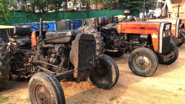 சட்டவிரோத மணல் கடத்தல் – உழவு இயந்திரங்கள் மீது துப்பாக்கிச் சூடு