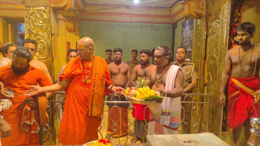 அயோத்தி சிவ ஆலய தலைமைப் பூசாரி குழு கீரிமலை நகுலேஸ்வரத்தினை பார்வை