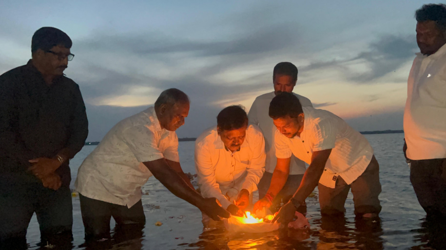முள்ளிவாய்க்கால் நினைவேந்தல் : ரவிகரன் நந்திக்கடலில் அஞ்சலி!