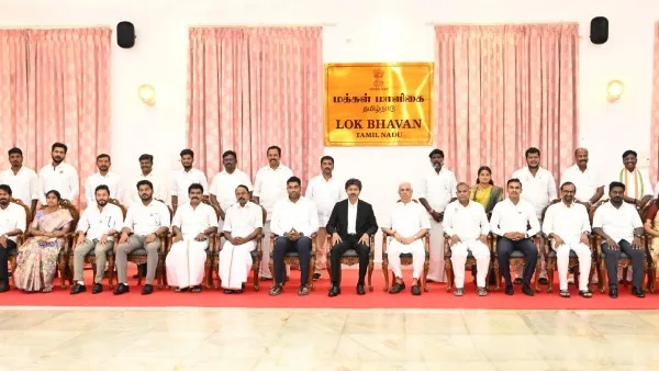 தமிழ்நாட்டில் 23 அமைச்சர்கள் பதவி ஏற்றனர்