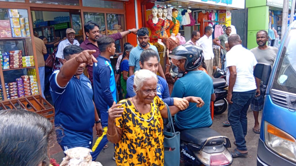 யாழ் நகர் பகுதியில் சுற்றுலாவிகளுக்கு இடையூறாக யாசகம் செய்தோரை அகற்றிய யாழ்ப்பாண பொலிஸார்!
